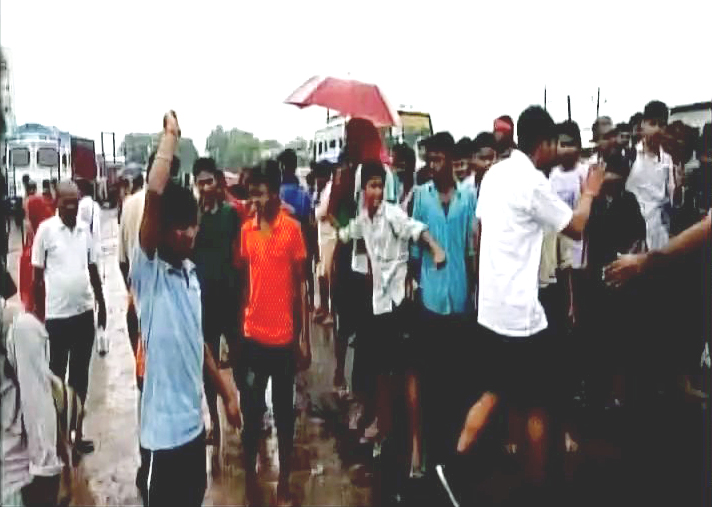 പശു ഇറച്ചി കൈവശംവെച്ച മൂന്നു പേരെ ജനക്കൂട്ടം മർദിച്ചു